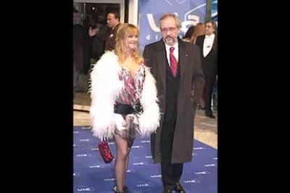El director Emilio Martínez Lázaro y la actriz María Esteve, nominada como mejor interpretación femenina de reparto por 
