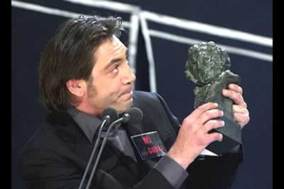 El actor Javier Bardem muestra su trofeo tras recibir el Goya al Mejor Actor Protagonista por su trabajo en 'Los lunes al sol'