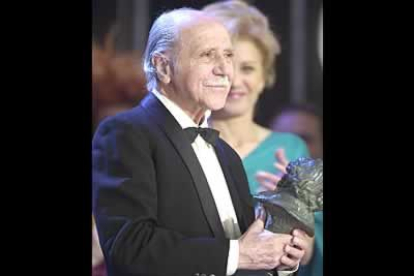 El veterano actor Manuel Alexandre se convirtió en uno de los protagonistas de la noche al recibir el Goya de Honor por su dilatada carrera cinematográfica