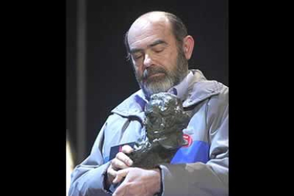 El ex trabajador de SIintel Adolfo Jiménez observa el Goya conseguido a la Mejor Película Documental por 'El efecto Iguazú'