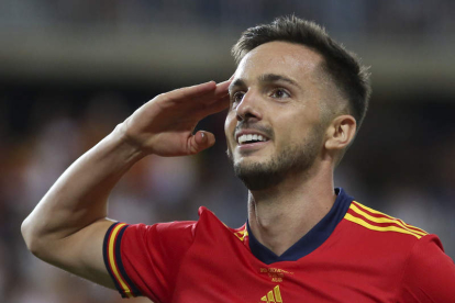 El delantero de la selección española Pablo Sarabia celebra con su típico saludo el segundo gol marcado ante los checos. DANIEL PÉREZ