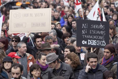 La multitud avanza por el Passeig de Gràcia, en Barcelona. Foto: FERRAN NADEU