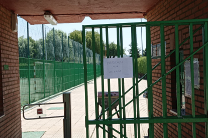 Entrada a las piscinas de La Palomera. DL