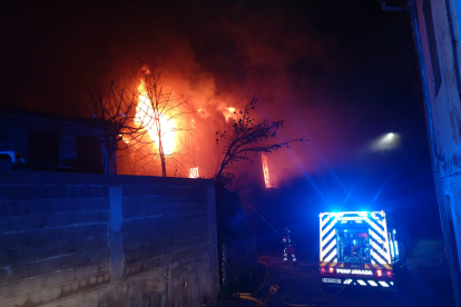 Incendio en un albergue de Pieros. BOMBEROS PONFERRADA