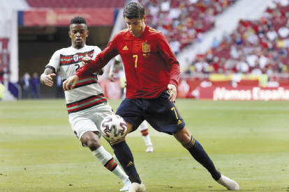 El delantero de la selección
española Álvaro Morata juega
un balón ante Nélson Semedo,
de Portugal, durante el
amistoso del viernes. J. MARTÍN