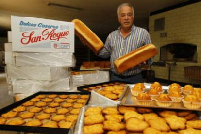 Pedro González Ibán es la tercera generación de panaderos y todavía utiliza el horno de leña.