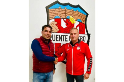 Héctor Pérez, a la izquierda, llega a un acuerdo con el presidente del Puente Castro, José Ramón Rodríguez, para ser el nuevo entrenador. DL