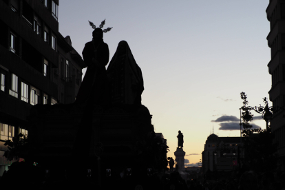 Jesús Cautivo Ante Anás en contraste, con el transfondo de la estatua de Guzmán.  JAVIER FERNÁNDEZ