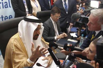 Khalid Al-Falih, ministro de Energía de Arabia Saudí, habla con los periodistas tras la reunión de la OPEP.