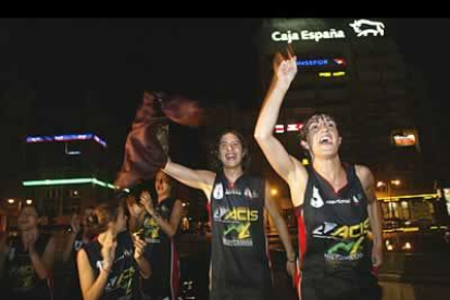 Las nuevas heroínas del deporte leonés fueron recibidas por un nutrido grupo de seguidores, que las esperaban con cava, para festejar su victoria.