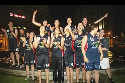 El cava rodó por todas y cada una de las jugadoras, que posan en esta divertida foto de familia para sus admiradores.