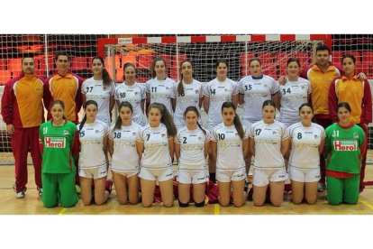 Formación de la selección con las nueve jugadoras leonesas, entre ellas la goleadora O’Mullony (18).