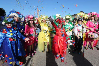 Colorido y confeti  de la comitiva carnavalera en Carracedelo. ANA F. BARREDO