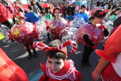 Niños vestidos de dulces ayer tarde por las calles de Camponaraya. ANA F. BARREDO