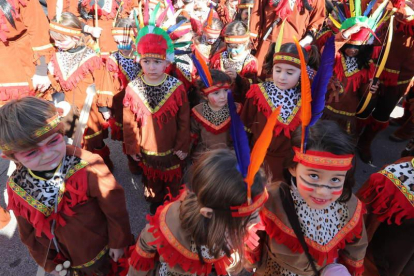 Los pequeños y coloridos indios de Campo de la Cruz. ANA F. BARREDO