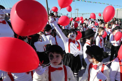 Los mimos con globos rojos del colegio Compostilla. ANA F. BARREDO