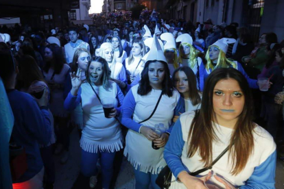 Una legión de pitufos cierra el desfile. MARCIANO