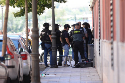 El hombre que esta madrugada ha matado a otro con un arma de fuego en un portal de un bloque de Santovenia de Pisuerga (Valladolid) se ha entregado a la Guardia Civil. NACHO GALLEGO