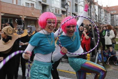 La diversión, el color, la alegría y las sonrisas son constantes en los desfiles del Carnaval de La Bañeza. MARCIANO