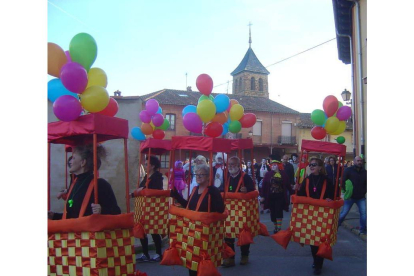 Ocho comparsas, charangas y premios para los más pequeños destacaron en un animado desfile carnavalero entre las murallas de Mansilla . A.M.M.