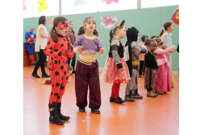 Los niños pudieron disfrutar de su fiesta en el colegio de Villaquilambre. SECUNDINO PÉREZ