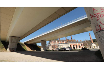 Espacio que se urbanizará bajo el puente del Centenario y junto al Museo de la Energía. ANA F. BARREDO
