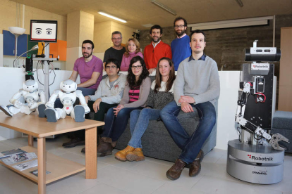 Parte del grupo de robótica de la Escuela de Ingeniería Industrial e Informática de la Universidad posa junto a los robots