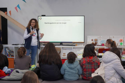 El laboratorio de ideas tecnológicas Fab Lab de León transforma la iniciativa de las niñas en actitudes poderosas para  el desarrollo profesional. J NOTARIO