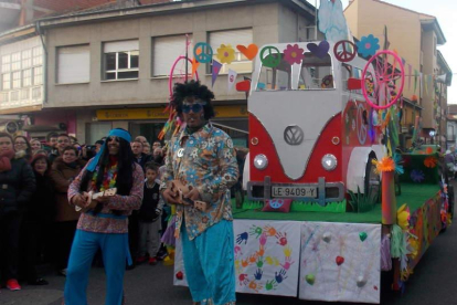 Los hippies, con su tradicional furgoneta Volkswagen. PLANILLO.