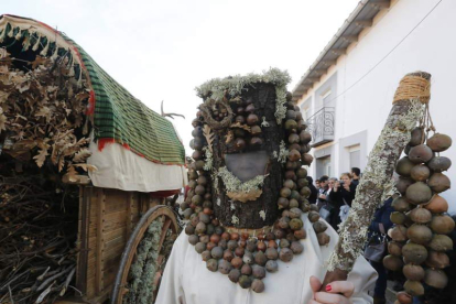 Una elaborada máscara. PÉREZ.