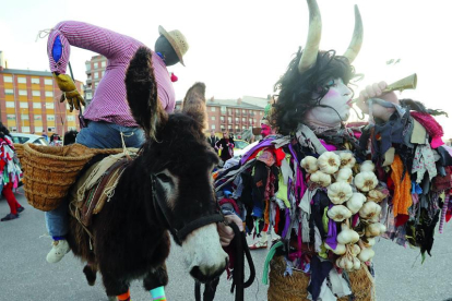 Carnaval de ayer por la tarde en las calles de Ponferrada. L. DE LA MATA.