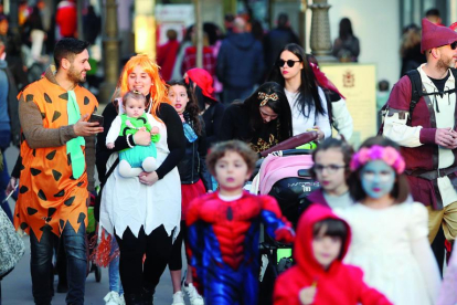 Carnaval de ayer por la tarde en las calles de Ponferrada. L. DE LA MATA.