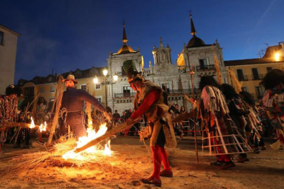 Tras el desfile que partió de la zona comercial de La Herrería, uno de los actos más llamativos fue la hoguera del muñeco de paja en la plaza del Ayuntamiento. ANA F. BARREDO.