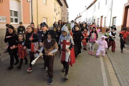 Los alumnos del Colegio Rural Agrupado Santa Marina iniciaron la fiesta. Foto: DL.