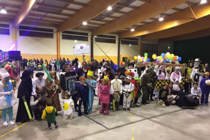 El pabellón Isidro Martínez acogió el carnaval de Boñar. CAMPOS