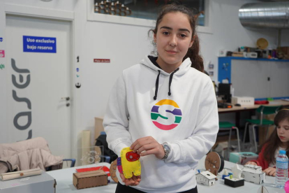 El laboratorio de ideas tecnológicas Fab Lab de León transforma la iniciativa de las niñas en actitudes poderosas para  el desarrollo profesional. J NOTARIO