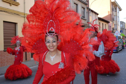 Trajes de fantasía con inmensas plumas rojas. MEDINA