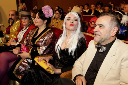 La pregonera, Ana Arias, sentada junto al alcalde, José Miguel Palazuelo, en el Teatro que acoge la actuación de La Charra y público de todas las edades. SECUNDINO PÉREZ