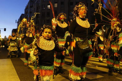 El Ampa de Luis Vives sacó a la calle su particular tribu africana, como se aprecia en la fotografía. MARCIANO