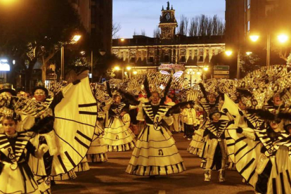 ‘Tócala otra vez’ de la peña No lo veo se adjudicó el primer premio en el concurso del carnaval de la capital leonesa con la puesta en escena que se aprecia en la imagen. MARCIANO PÉREZ