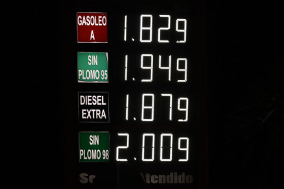 Un panel con el precio de la gasolina 98 superior a los 2 euros este martes. LAVANDEIRA JR