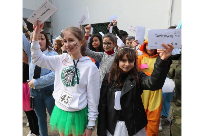 La búsqueda de premios movió en Ponferrada a muchos jóvenes. L. DELA MATA