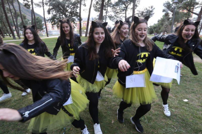 La búsqueda de premios movió en Ponferrada a muchos jóvenes. L. DELA MATA