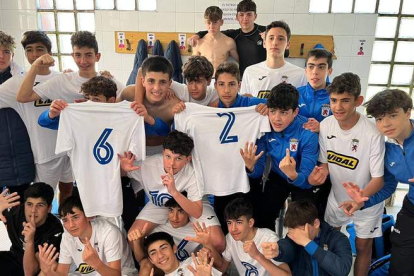 El Cadete B de la Peña celebra una de las victorias del campeonato de Liga. El equipo lo forman: Miguel González, Adrián, Ángel, Acedo, Santos, Álex, Conde, Miguel, Óscar López, Juan Marcos, Guzmán, Richi, Luis, Óscar Díaz, Marquitos, Fraguas, Simón, David, Ricardo, Jorge, Joe y Fernand. DL