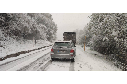 Estado que presentaba esta mañana la carretera entre Villablino y Cerredo. JORGE MONROY.