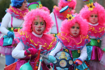 El colorido y la imaginación son la clave del desfile que saca por las calles de La Bañeza a los carnavaleros más pequeños de la casa. RAMIRO