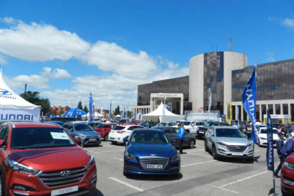 Exposición de vehículos de ocasión en León. DL