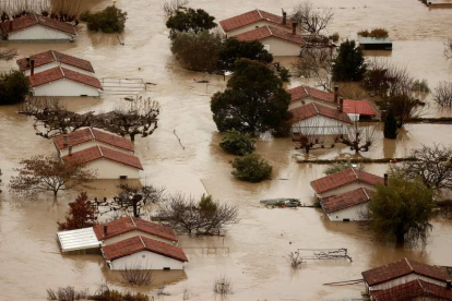 Inundaciones provocadas por el desbordamiento río Arga a su paso por Huarte, en Navarra. JESÚS DIGES