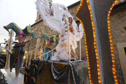 María García, la musa del Carnaval de este año, preside el desfile del martes desde la carroza más alta y acompañada del Grupo Salsa. MARCIANO PÉREZ.