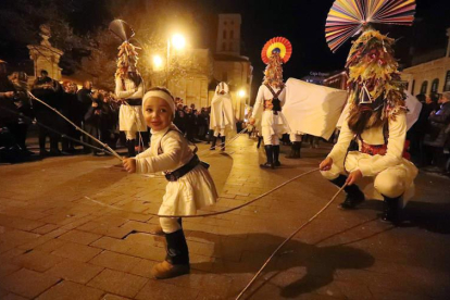 Exhibición de los toros y guirrios, los dos elementos centrales del antruejo tradicional de Velilla de la Reina, anoche frente al Palacio de los Guzmanes. RAMIRO.